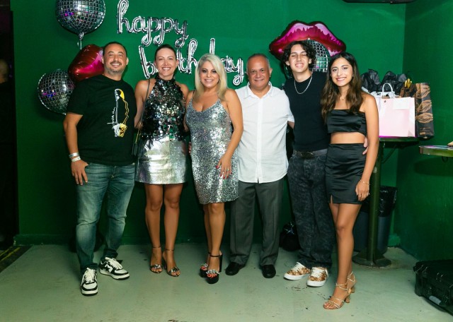 Silmara com esposo e amigos celebrando. - Top Society.