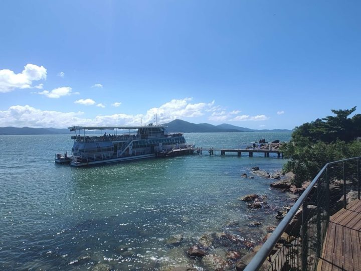 Passeio de Catamarã em Florianópolis Passeio de Catamarã em Florianópolis