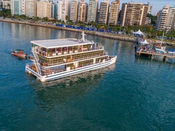 Catamarã Floripa celebra dois anos de operação com expansão e novas experiências para turistas