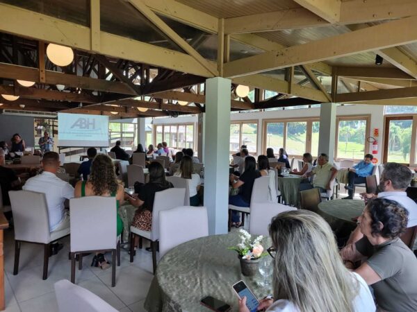 Café de Hotel em Tubarão reúne hoteleiros e fornecedores em tarde de networking e conhecimento
