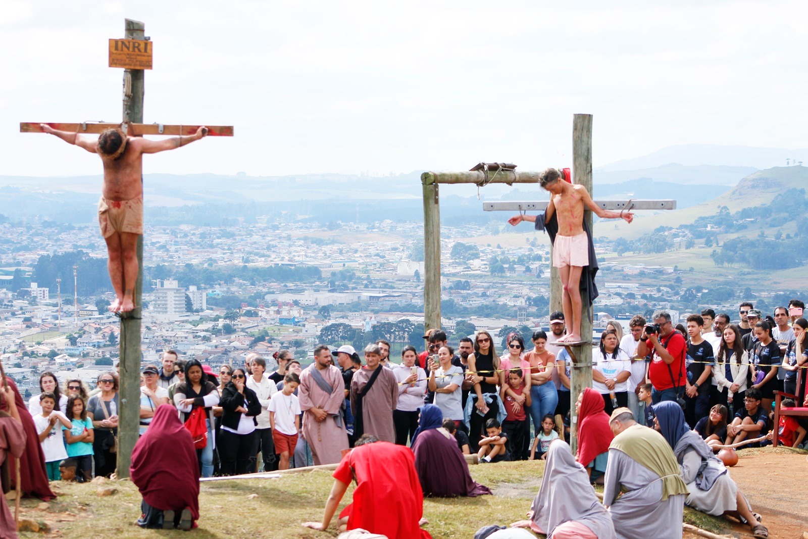 Sexta-feira Santa reúne milhares de fiéis no Morro da Cruz em Lages