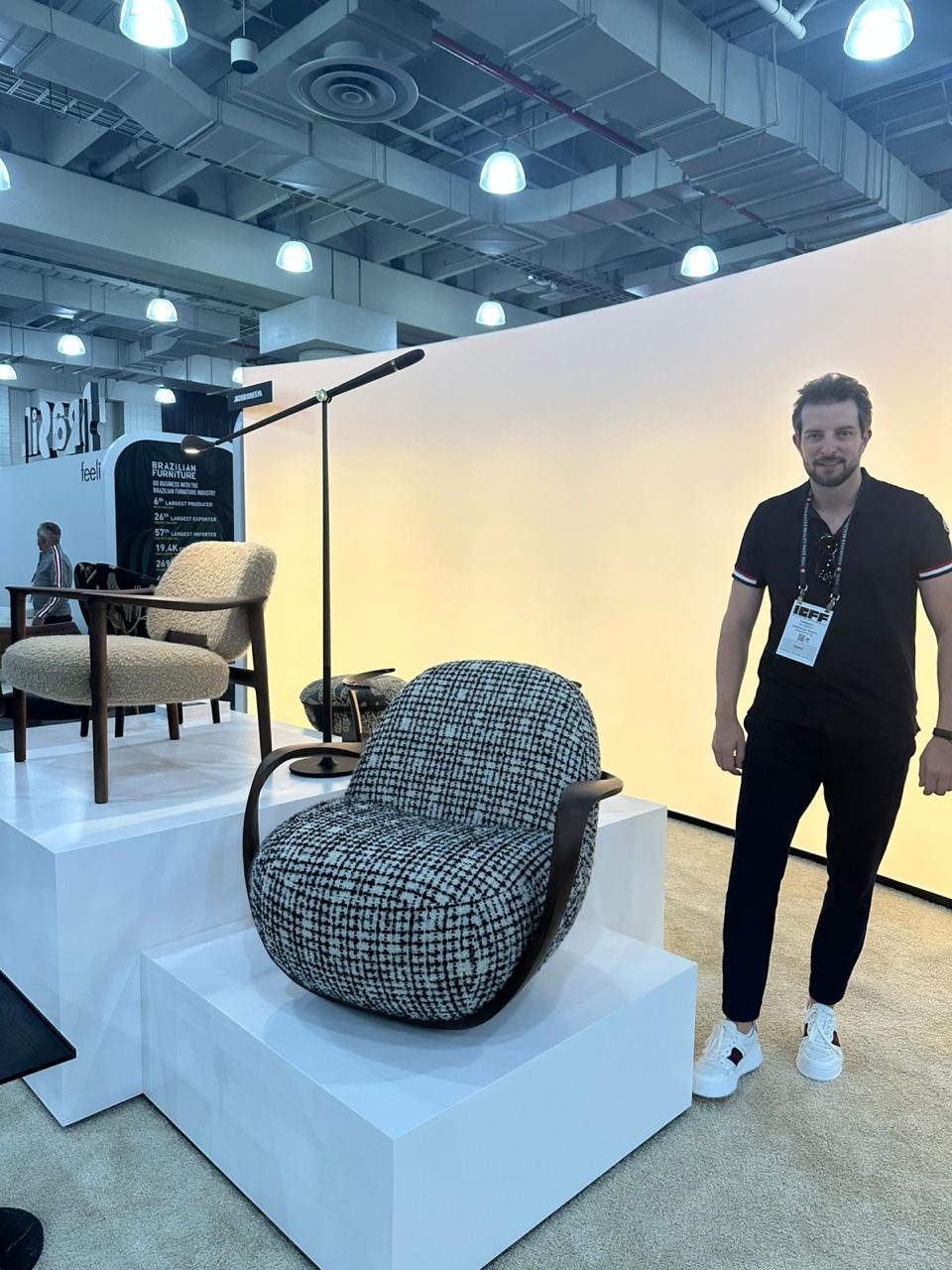 Designer catarinense visita feira de móveis em Nova Iorque