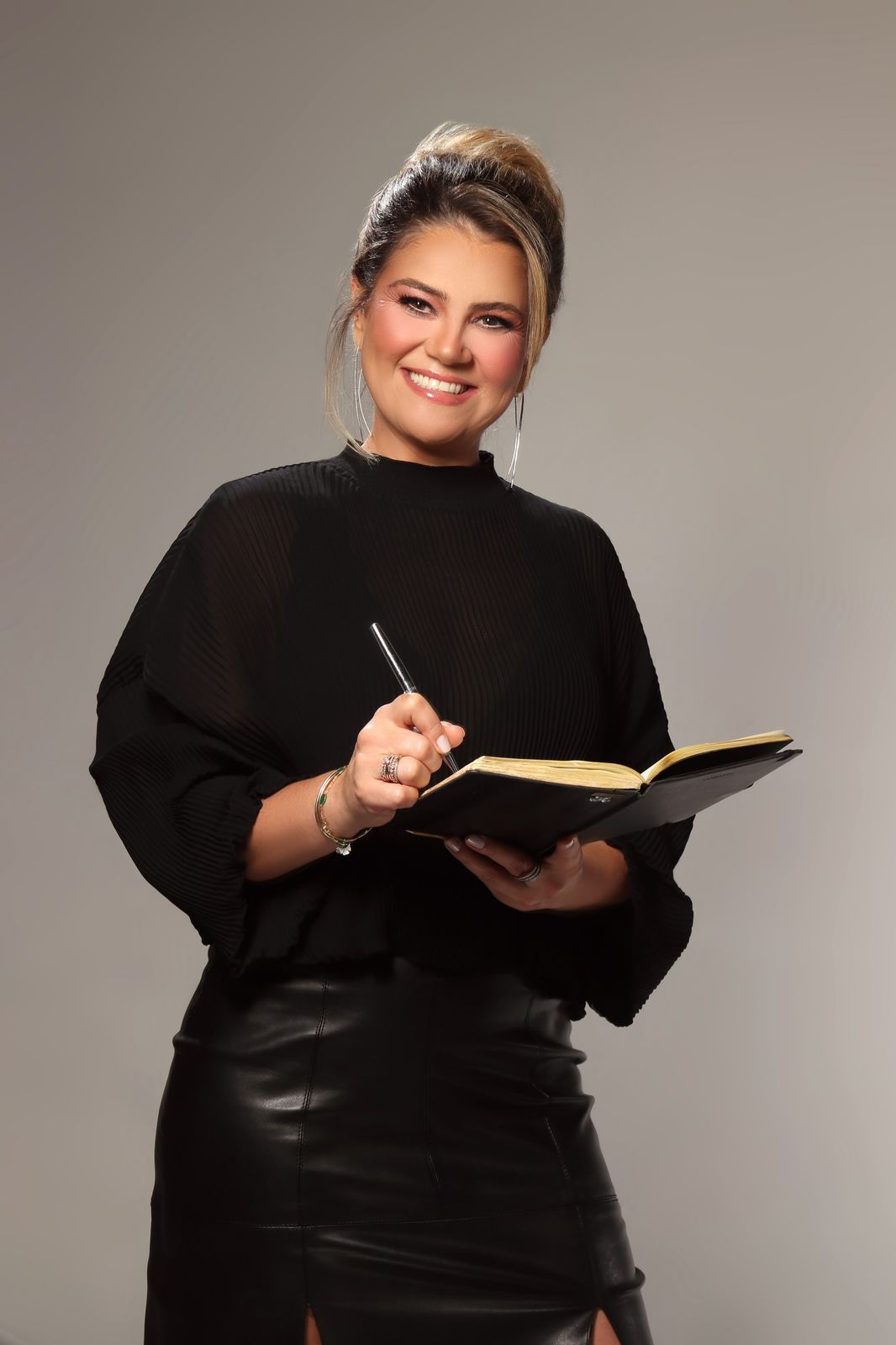Francieli Pagliari se prepara para lançar o livro CONEXÃO COM DEUS – A Verdadeira Intimidade