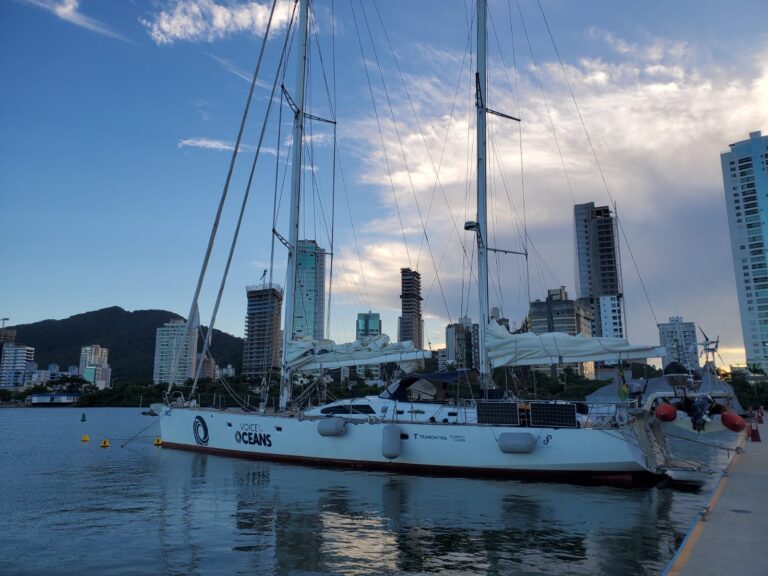 Após completar sua segunda volta ao mundo, veleiro da Família Schurmann chega à Marina Itajaí, em SC