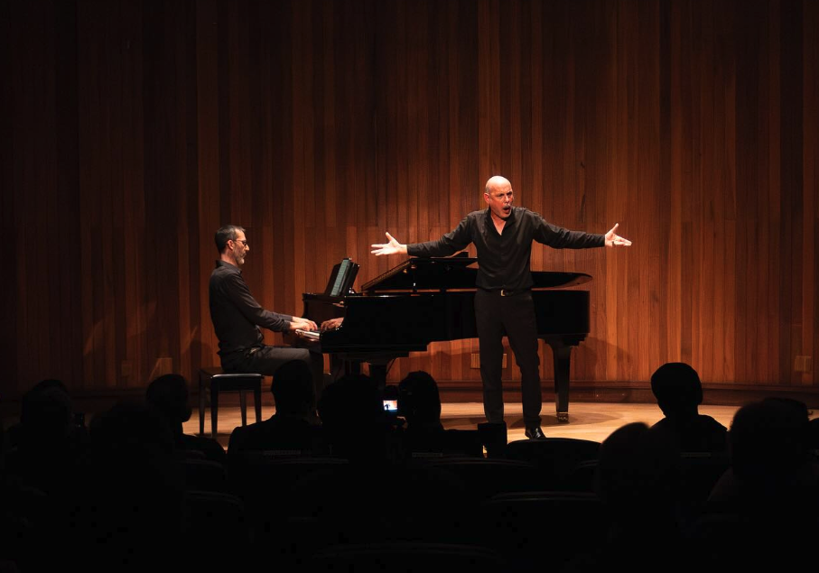 Barítono espanhol passa por Joinville com recital na Harmonia-Lyra