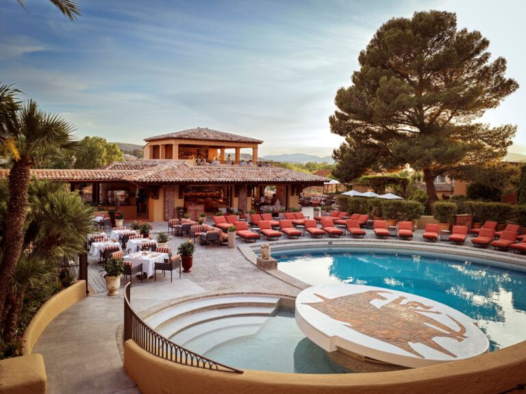 Byblos Saint-Tropez se prepara para celebrar 60 anos mantendo viva a essência que o transformou em um ícone da Riviera Francesa