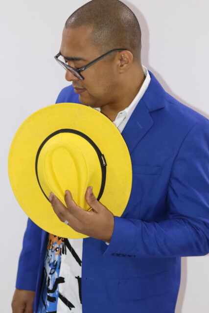 Thiago Còrdeiro celebra o samba em apresentação no Casarão do Firmino