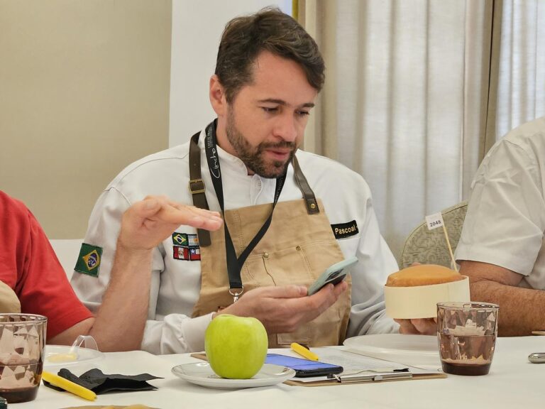 Queijista Tiago Pascoal, da Aoqueijo, de Florianópolis, integrou júri do Cincho Cheese Awards 2026