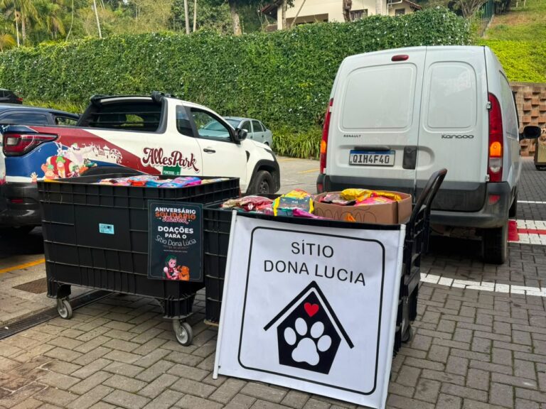 Alles Park doa mais de meia tonelada de ração ao Sítio Dona Lúcia