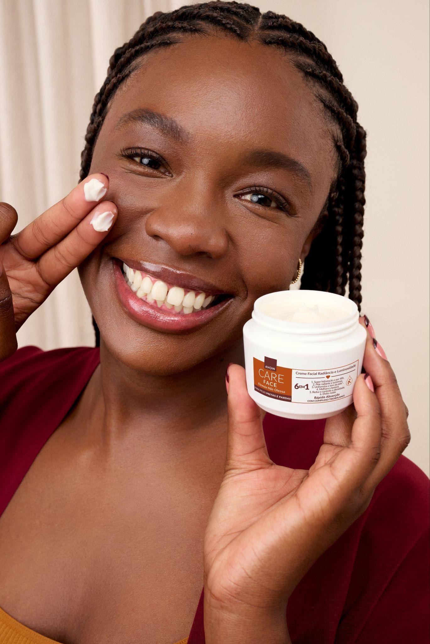 Avon apresenta solução para equilibrar a umidade e o ressecamento em rotina de skincare para peles pretas e pardas